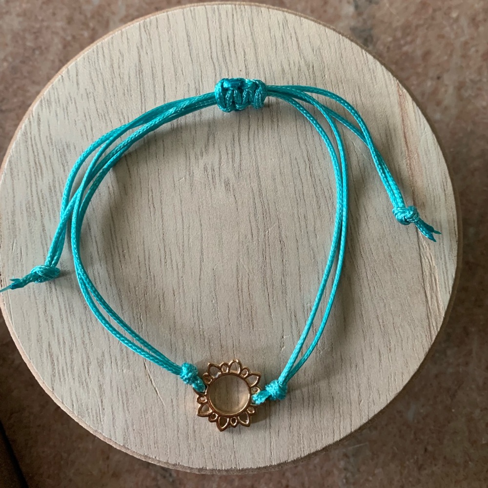 Adjustable bracelet with gold tone flower design